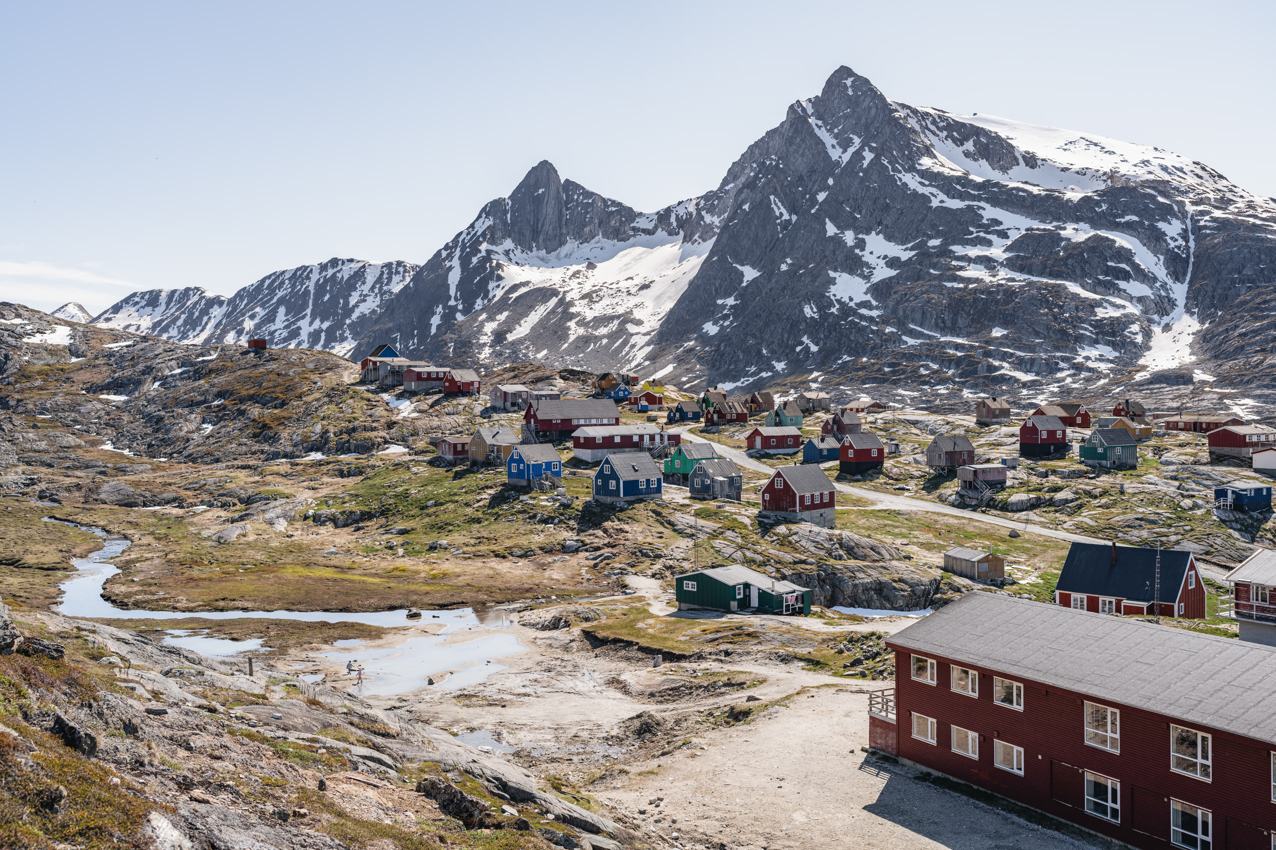 Kuummiut settlement between mountains